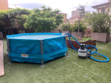 Piscina azzurra con skimmer