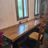 Tavolo in legno massiccio 