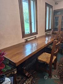 Tavolo in legno massiccio 