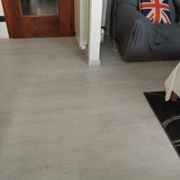 Operaio posatore pavimento laminato/ spc
