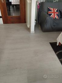 Operaio posatore pavimento laminato/ spc