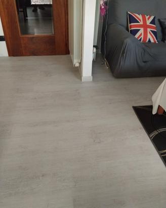 Operaio posatore pavimento laminato/ spc