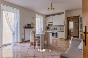 Appartamento di 80 m² con 3 locali e box auto a De