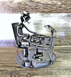 Odontotecnico odontoiatra scultura viti e bulloni.