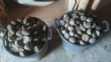 3 secchi pieni di sassi da giardino 