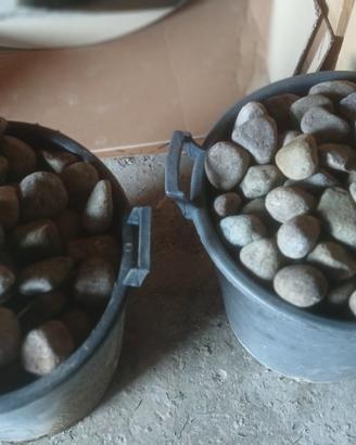 3 secchi pieni di sassi da giardino 