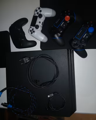 Ps4 PRO 1Tb + 4 controller + Hori RWA  