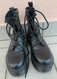 Stivali neri con plateu