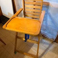 Seggiolone e fasciatoio vintage in legno