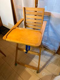 Seggiolone e fasciatoio vintage in legno