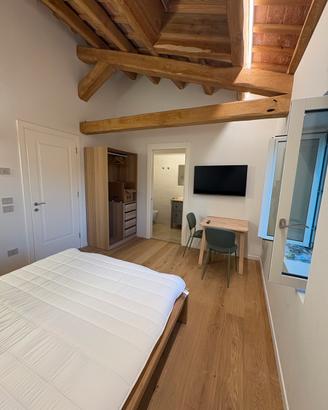 Camera con bagno privato e cucinino condiviso