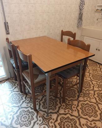 tavolo più sedie 