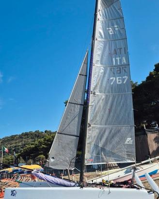 Catamarano da regata F16 Aqua Raptor