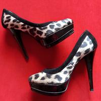 Decollete maculate Guess