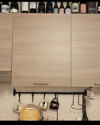 cucina completa frigo escluso, con tavolo e sedie 