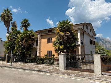 Casa indipendente 760 mq con giardino e garage