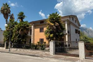 Casa indipendente 760 mq con giardino e garage