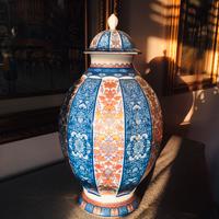 Vaso con decorazioni dorate