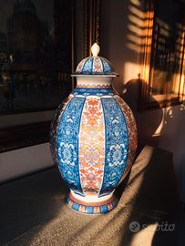 Vaso con decorazioni dorate