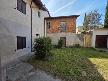 STARANZANO Due appartamenti unificabili con corte