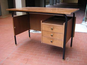 Scrivania in legno anni 60