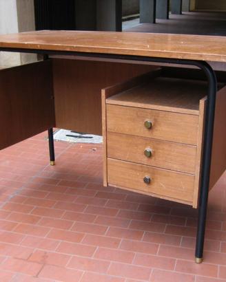 Scrivania in legno anni 60