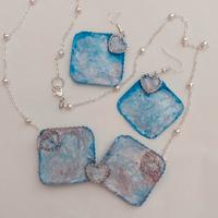 Collana e orecchini. 