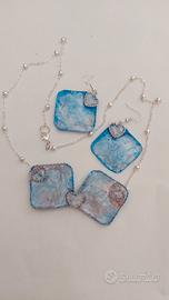 Collana e orecchini. 