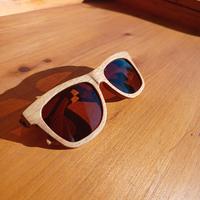 occhiali da sole in legno
