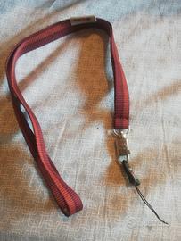 Cordoncino da collo (chiamato lanyard) 