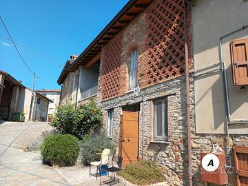 Casale con cortile panoramico in borgo antico