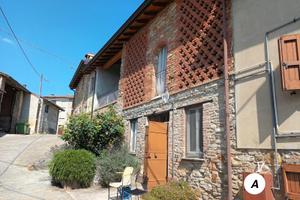 Casale con cortile panoramico in borgo antico