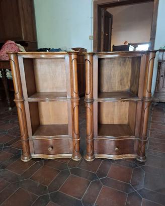 Coppia di Comodini  (noce) stile classico