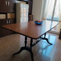 Tavolo e completo arredo cucina-soggiorno