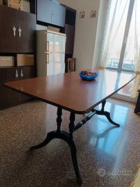 Tavolo e completo arredo cucina-soggiorno