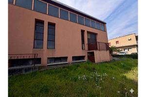 Immobile di 710 m² con 5 locali a Castel San Pietr