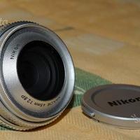 Nikon 45mm P AI-S 2.8 con paraluce e tappo