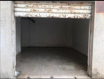 Locale deposito con posto auto