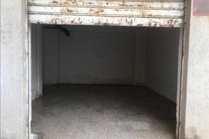 Locale deposito con posto auto