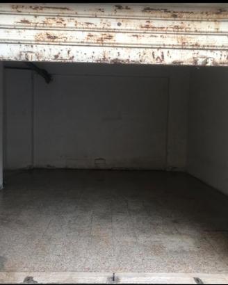 Locale deposito con posto auto