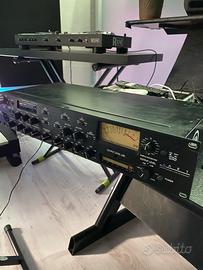 Channel strip valvolare con elaborazione di eq