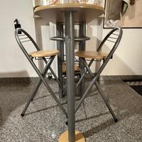 Tavolo bar con sgabelli e ripiani