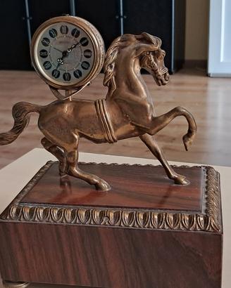cavallo con orologio