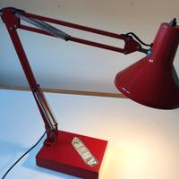 Lampada in acciaio pieghevole doppio snodo.