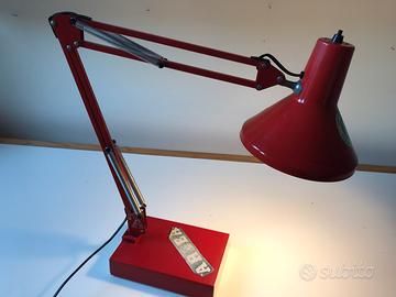 Lampada in acciaio pieghevole doppio snodo.