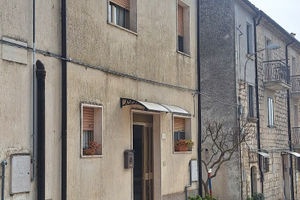 Casa con posto auto davanti