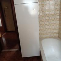 armadio bianco per scope e altri oggetti 