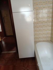 armadio bianco per scope e altri oggetti 