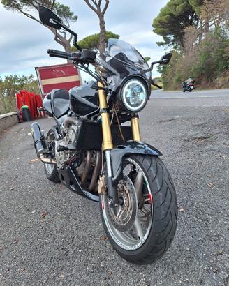 naked    honda hornet  600 del 2006
