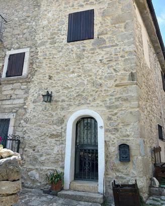Casa in pietra nel borgo di Roccacaramanico